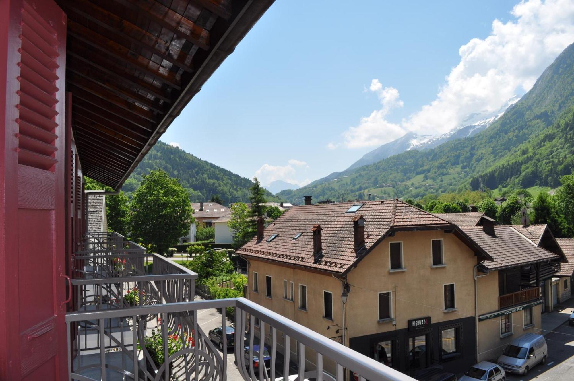 Hotel Et Appart'Hotel De L'Hermitage Thones Exterior photo